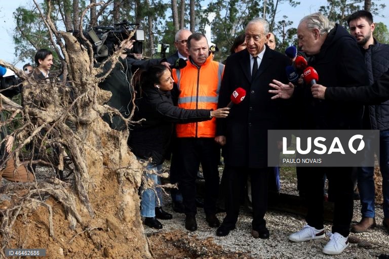 O Presidente da República, Marcelo Rebelo de Sousa (3D), acompanhado pelo presidente da Câmara Municipal da Figueira da Foz, Pedro Santana Lopes (2D) durante a visita que fez esta manhã ao parque de campismo da Figueira da Foz, 31 de janeiro de 2026. O Governo decretou situação de calamidade entre as 00:00 de quarta-feira até às 23:59 de dia 01 de fevereiro para cerca de 60 municípios, número que pode aumentar. PAULO NOVAIS/LUSA