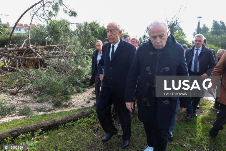 O Presidente da República, Marcelo Rebelo de Sousa (2E), acompanhado pelo presidente da Câmara Municipal da Figueira da Foz, Pedro Santana Lopes (2D) durante a visita que fez esta manhã ao parque de campismo da Figueira da Foz, 31 de janeiro de 2026. O Governo decretou situação de calamidade entre as 00:00 de quarta-feira até às 23:59 de dia 01 de fevereiro para cerca de 60 municípios, número que pode aumentar. PAULO NOVAIS/LUSA