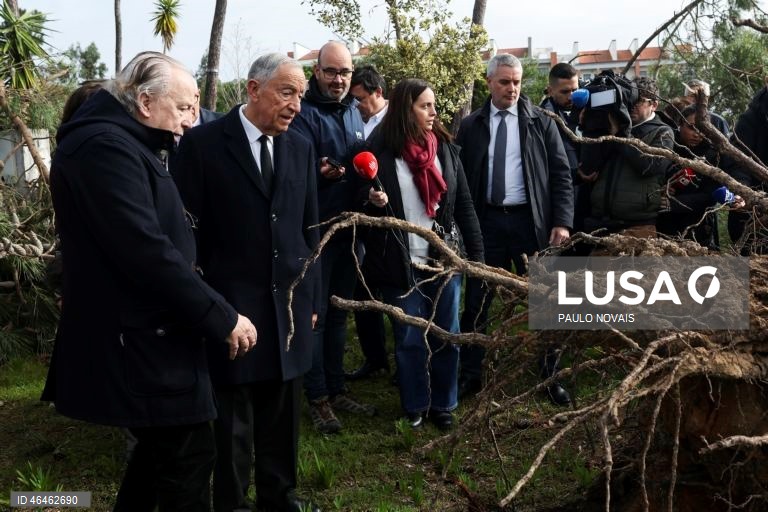 O Presidente da República, Marcelo Rebelo de Sousa (2E), acompanhado pelo presidente da Câmara Municipal da Figueira da Foz, Pedro Santana Lopes (E) durante a visita que fez esta manhã ao parque de campismo da Figueira da Foz, 31 de janeiro de 2026. O Governo decretou situação de calamidade entre as 00:00 de quarta-feira até às 23:59 de dia 01 de fevereiro para cerca de 60 municípios, número que pode aumentar. PAULO NOVAIS/LUSA
