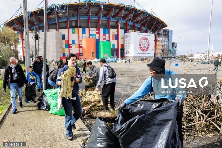 Voluntários ajudam na remoção de detritos provocados pela passagem da depressão Khistin, no centro da cidade de Leiria, 31 janeiro 2026. O Governo decretou situação de calamidade entre as 00:00 de quarta-feira até às 23:59 de dia 01 de fevereiro para cerca de 60 municípios, número que pode aumentar. MANUEL DE ALMEIDA/LUSA