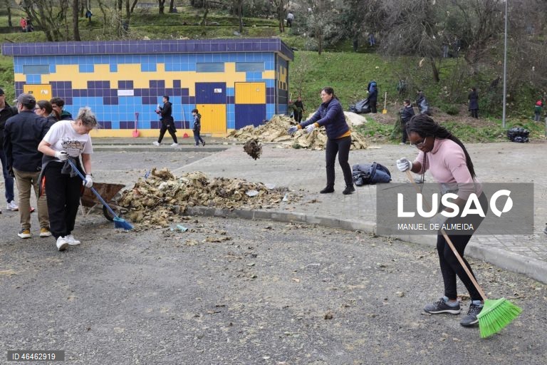Voluntários ajudam na remoção de detritos provocados pela passagem da depressão Khistin, no centro da cidade de Leiria, 31 janeiro 2026. O Governo decretou situação de calamidade entre as 00:00 de quarta-feira até às 23:59 de dia 01 de fevereiro para cerca de 60 municípios, número que pode aumentar. MANUEL DE ALMEIDA/LUSA