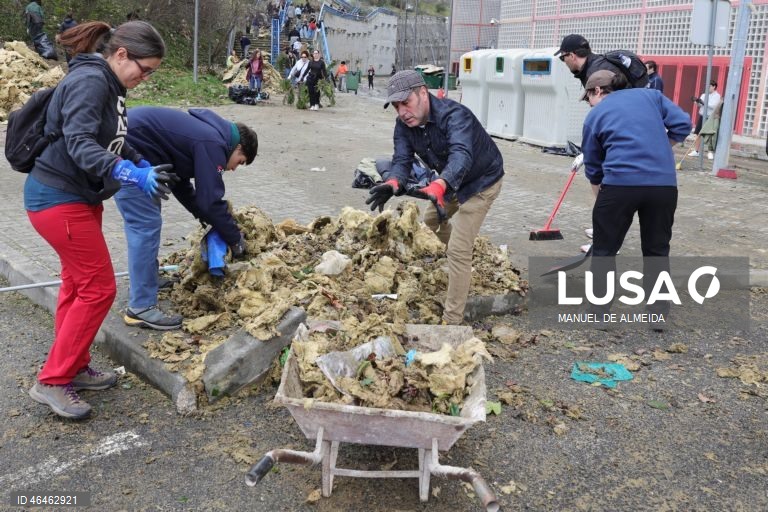 Voluntários ajudam na remoção de detritos provocados pela passagem da depressão Khistin, no centro da cidade de Leiria, 31 janeiro 2026. O Governo decretou situação de calamidade entre as 00:00 de quarta-feira até às 23:59 de dia 01 de fevereiro para cerca de 60 municípios, número que pode aumentar. MANUEL DE ALMEIDA/LUSA