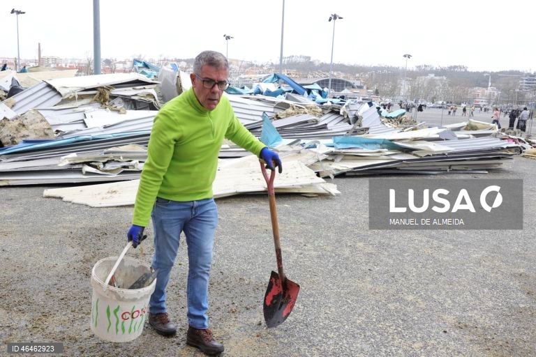 Voluntários ajudam na remoção de detritos provocados pela passagem da depressão Khistin, no centro da cidade de Leiria, 31 janeiro 2026. O Governo decretou situação de calamidade entre as 00:00 de quarta-feira até às 23:59 de dia 01 de fevereiro para cerca de 60 municípios, número que pode aumentar. MANUEL DE ALMEIDA/LUSA