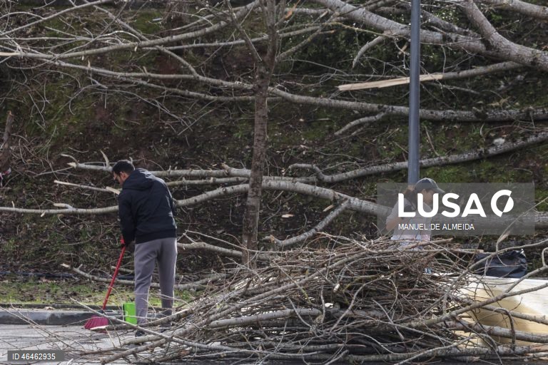 Voluntários ajudam na remoção de detritos provocados pela passagem da depressão Khistin, no centro da cidade de Leiria, 31 janeiro 2026. O Governo decretou situação de calamidade entre as 00:00 de quarta-feira até às 23:59 de dia 01 de fevereiro para cerca de 60 municípios, número que pode aumentar. MANUEL DE ALMEIDA/LUSA
