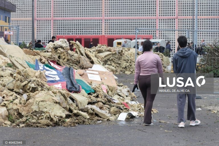 Voluntários ajudam na remoção de detritos provocados pela passagem da depressão Khistin, no centro da cidade de Leiria, 31 janeiro 2026. O Governo decretou situação de calamidade entre as 00:00 de quarta-feira até às 23:59 de dia 01 de fevereiro para cerca de 60 municípios, número que pode aumentar. MANUEL DE ALMEIDA/LUSA