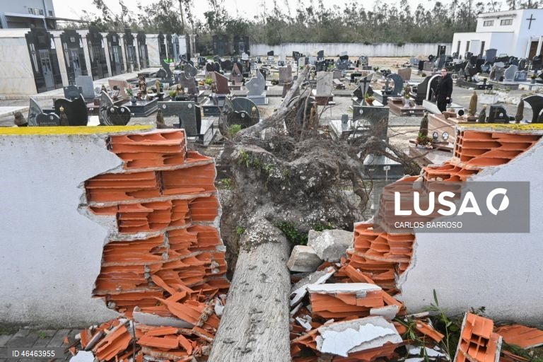 Cemitério de Garcia, Marinha Grande, depois da passagem da depressão Kristin por Portugal continental, na quarta-feira, deixando um rasto de destruição, causando pelo menos seis mortos, vários feridos e desalojados. O Governo decretou situação de calamidade entre as 00:00 de quarta-feira até às 23:59 de dia 01 de fevereiro para cerca de 60 municípios, número que pode aumentar. CARLOS BARROSO/ LUSA