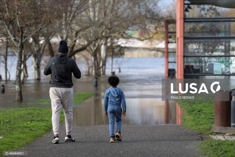 A subida da água do Rio Mondego, causou inundações nos jardins e nos restaurantes do Parque Verde do Mondego, em Coimbra, 31 de janeiro de 2026. A situação dos níveis de água no rio Mondego, em Montemor-o-Velho, mantém-se “estável e controlada”, sendo que a subida da água na vale agrícola “está a ser efetuada de forma planeada e preventiva”, anunciou hoje a Câmara Municipal. PAULO NOVAIS/LUSA