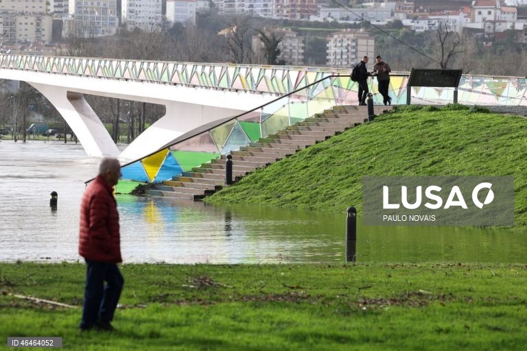 A subida da água do Rio Mondego, causou inundações nos jardins e nos restaurantes do Parque Verde do Mondego, em Coimbra, 31 de janeiro de 2026. A situação dos níveis de água no rio Mondego, em Montemor-o-Velho, mantém-se “estável e controlada”, sendo que a subida da água na vale agrícola “está a ser efetuada de forma planeada e preventiva”, anunciou hoje a Câmara Municipal. PAULO NOVAIS/LUSA