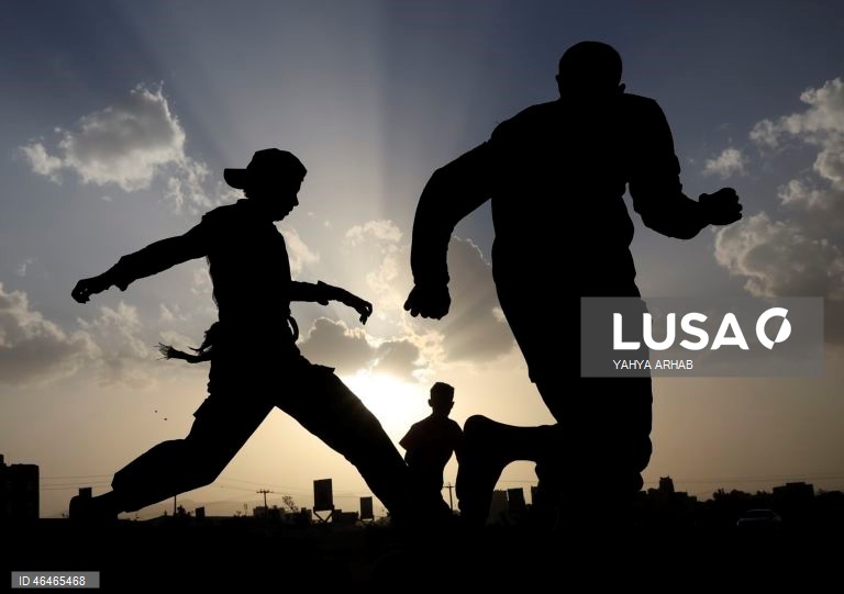 Iémen: Jovens jogam futebol em Sana