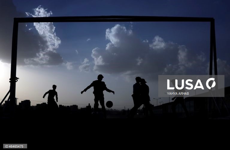 Iémen: Jovens jogam futebol em Sana