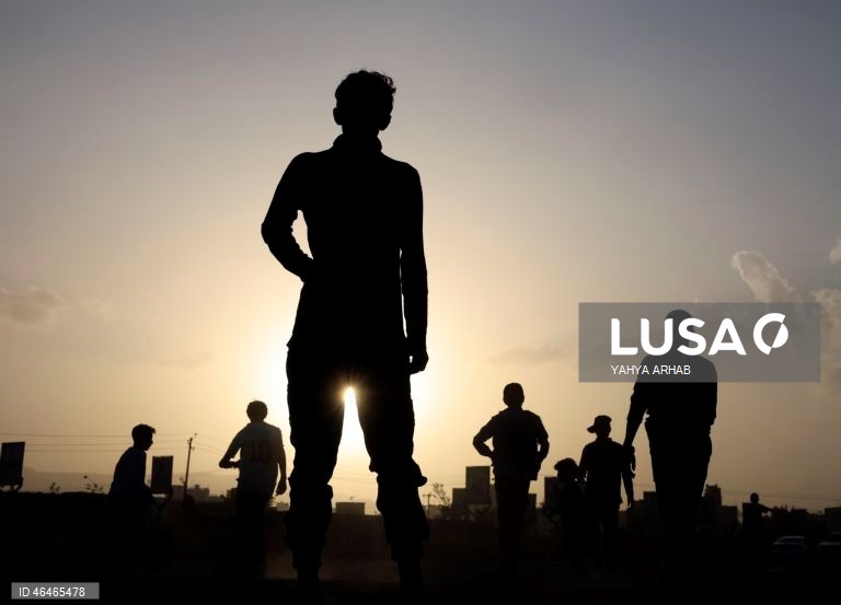 Iémen: Jovens jogam futebol em Sana