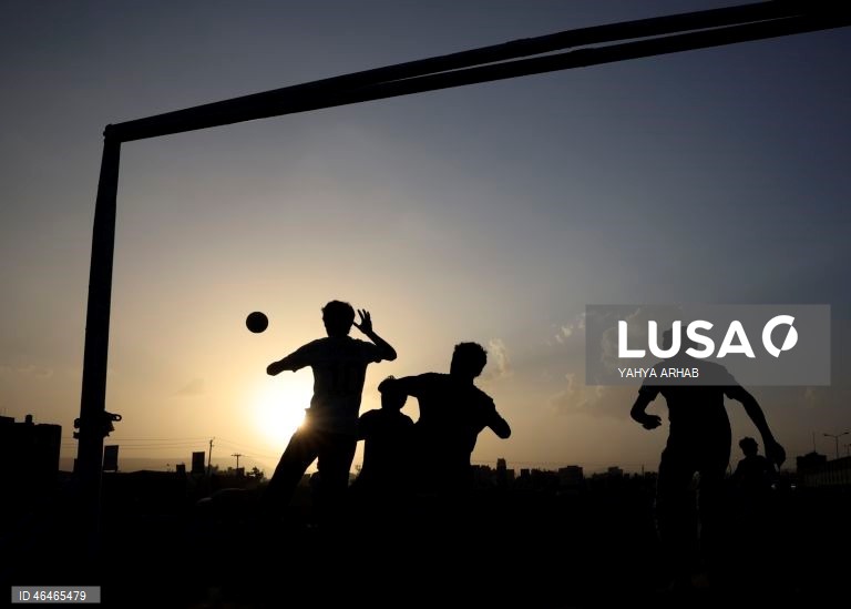 Iémen: Jovens jogam futebol em Sana