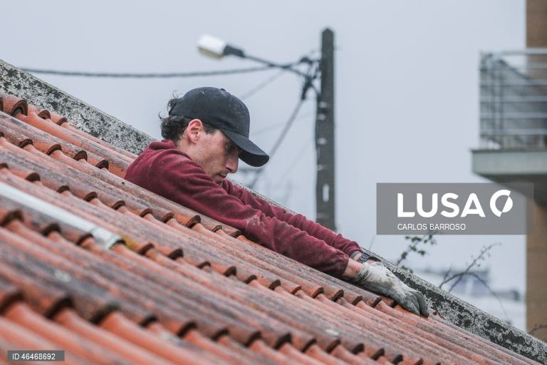 O empresário do ramo da publicidade, Fausto Andrade veio de São João da Madeira para ajudar a população da Marinha Grande afectada com o mau tempo. O jovem veio de autocarro, trouxe uma trotinete para se deslocar e arranja telhados a custo mais baixo, depois da passagem da depressão Kristin.Embra, Marinha Grande, 01 de fevereiro de 2026. ( ACOMPANHA TEXTO). CARLOS BARROSO/LUSA