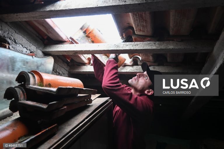 O empresário do ramo da publicidade, Fausto Andrade veio de São João da Madeira para ajudar a população da Marinha Grande afectada com o mau tempo. O jovem veio de autocarro, trouxe uma trotinete para se deslocar e arranja telhados a custo mais baixo, depois da passagem da depressão Kristin.Embra, Marinha Grande, 01 de fevereiro de 2026. ( ACOMPANHA TEXTO). CARLOS BARROSO/LUSA