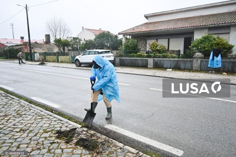 Voluntários ajudam nas limpezas dos detritos nas ruas da Marinha Grande, depois da passagem da depressão Kristin em Embra, Marinha Grande, 01 de fevereiro de 2026. A passagem da depressão Kristin por Portugal continental, na quarta-feira, causou pelo menos cinco mortos, segundo a Proteção Civil, vários feridos e desalojados. CARLOS BARROSO/LUSA