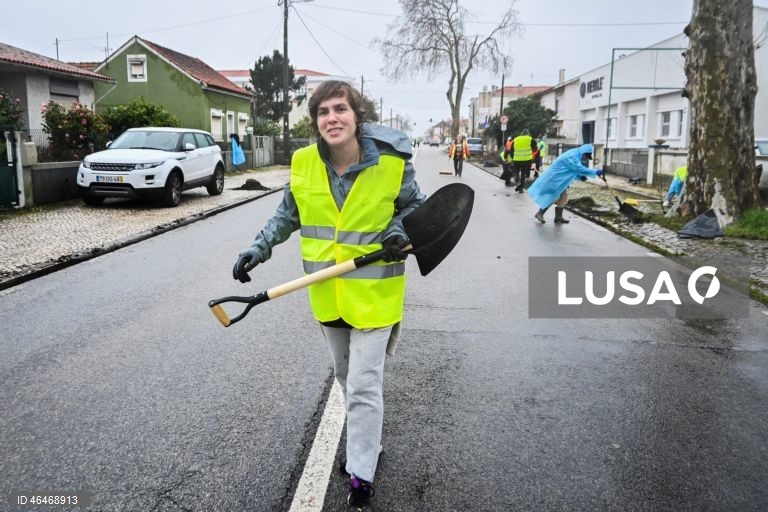Voluntários ajudam nas limpezas dos detritos nas ruas da Marinha Grande, depois da passagem da depressão Kristin em Embra, Marinha Grande, 01 de fevereiro de 2026. A passagem da depressão Kristin por Portugal continental, na quarta-feira, causou pelo menos cinco mortos, segundo a Proteção Civil, vários feridos e desalojados. CARLOS BARROSO/LUSA
