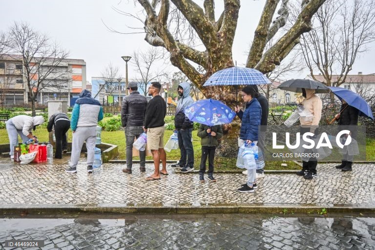 Residentes na Marinha Grande, continuam sem água e deslocam-se à fonte no centro da cidade para se abastecerem para as necessidades básicas. A passagem da depressão Kristin por Portugal continental, na quarta-feira, deixou um rasto de destruição, causando pelo menos cinco mortos, segundo a Proteção Civil, vários feridos e desalojados.Marinha Grande, 01 de fevereiro de 2026. CARLOS BARROSO/LUSA