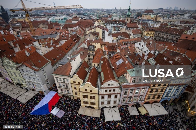 Manifestação em apoio ao presidente checo em Praga