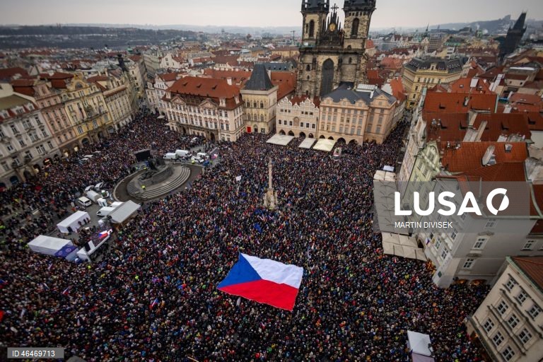 Manifestação em apoio ao presidente checo em Praga