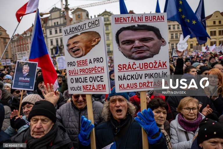 Manifestação em apoio ao presidente checo em Praga