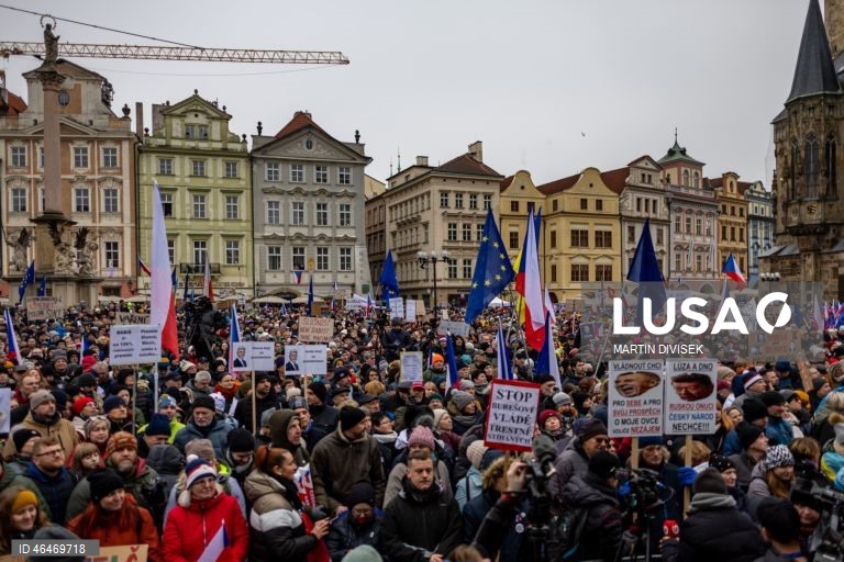 Manifestação em apoio ao presidente checo em Praga