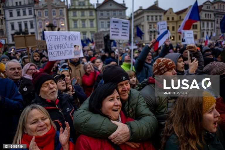 Manifestação em apoio ao presidente checo em Praga