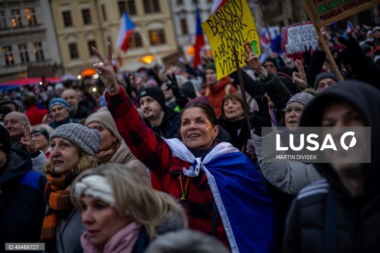 Manifestação em apoio ao presidente checo em Praga