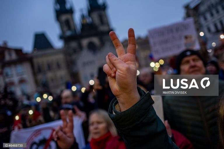 Manifestação em apoio ao presidente checo em Praga