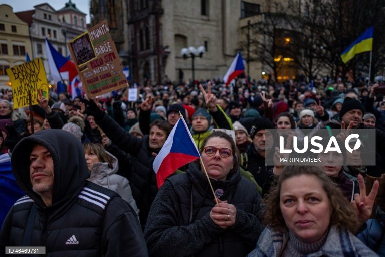 Manifestação em apoio ao presidente checo em Praga