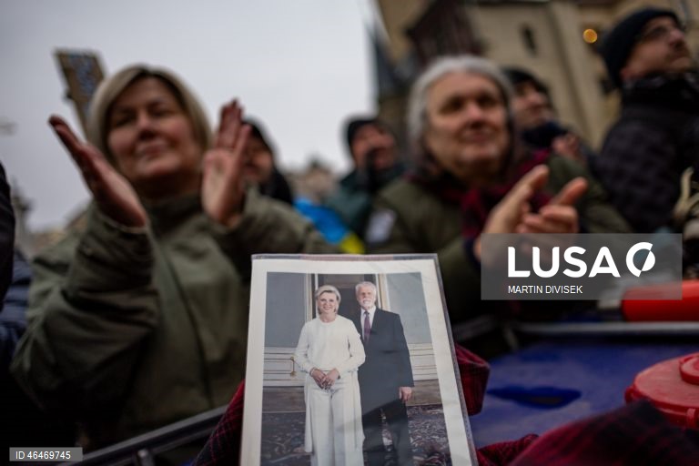 Manifestação em apoio ao presidente checo em Praga