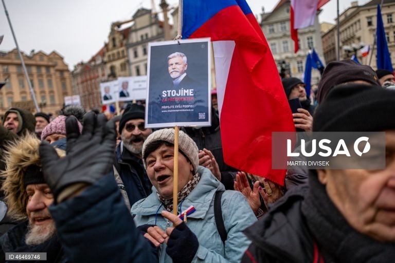 Manifestação em apoio ao presidente checo em Praga