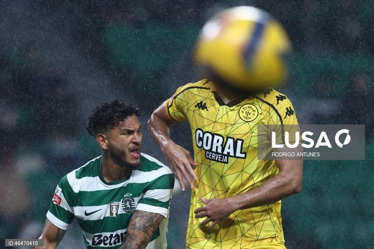 O Sporting colocou-se hoje, provisoriamente, a quatro pontos do líder FC Porto, ao vencer em casa o Nacional por 2-1, em encontro da 20.ª jornada, para o terceiro triunfo consecutivo nos descontos em todas as provas.