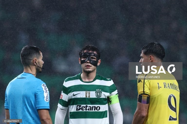 O Sporting colocou-se hoje, provisoriamente, a quatro pontos do líder FC Porto, ao vencer em casa o Nacional por 2-1, em encontro da 20.ª jornada, para o terceiro triunfo consecutivo nos descontos em todas as provas.