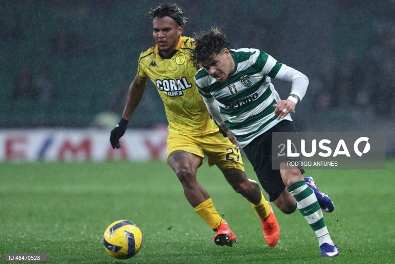 O Sporting colocou-se hoje, provisoriamente, a quatro pontos do líder FC Porto, ao vencer em casa o Nacional por 2-1, em encontro da 20.ª jornada, para o terceiro triunfo consecutivo nos descontos em todas as provas.