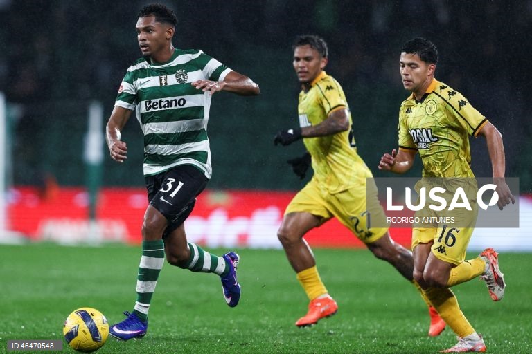 O Sporting colocou-se hoje, provisoriamente, a quatro pontos do líder FC Porto, ao vencer em casa o Nacional por 2-1, em encontro da 20.ª jornada, para o terceiro triunfo consecutivo nos descontos em todas as provas.