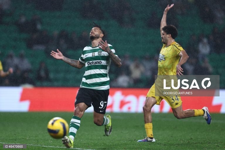 O Sporting colocou-se hoje, provisoriamente, a quatro pontos do líder FC Porto, ao vencer em casa o Nacional por 2-1, em encontro da 20.ª jornada, para o terceiro triunfo consecutivo nos descontos em todas as provas.