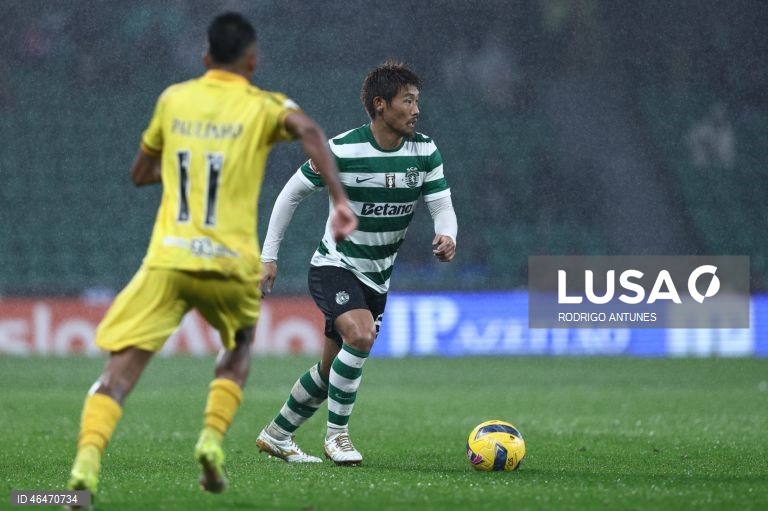 O Sporting colocou-se hoje, provisoriamente, a quatro pontos do líder FC Porto, ao vencer em casa o Nacional por 2-1, em encontro da 20.ª jornada, para o terceiro triunfo consecutivo nos descontos em todas as provas.
