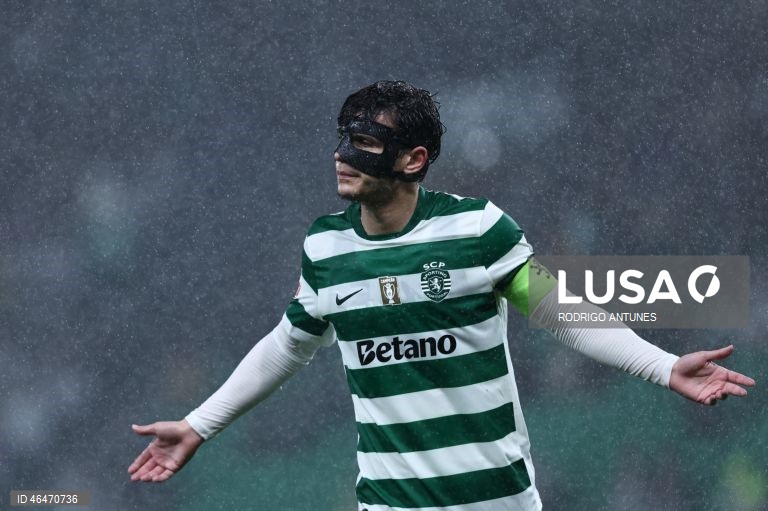 O Sporting colocou-se hoje, provisoriamente, a quatro pontos do líder FC Porto, ao vencer em casa o Nacional por 2-1, em encontro da 20.ª jornada, para o terceiro triunfo consecutivo nos descontos em todas as provas.