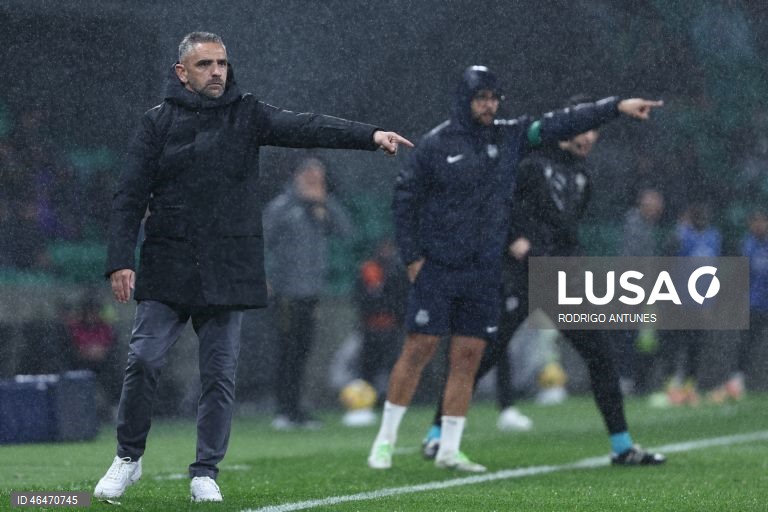 O Sporting colocou-se hoje, provisoriamente, a quatro pontos do líder FC Porto, ao vencer em casa o Nacional por 2-1, em encontro da 20.ª jornada, para o terceiro triunfo consecutivo nos descontos em todas as provas.