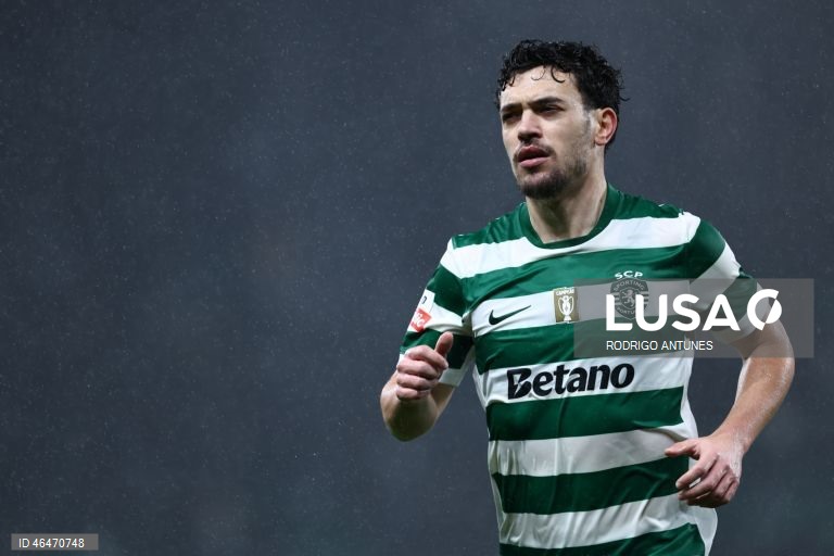 O Sporting colocou-se hoje, provisoriamente, a quatro pontos do líder FC Porto, ao vencer em casa o Nacional por 2-1, em encontro da 20.ª jornada, para o terceiro triunfo consecutivo nos descontos em todas as provas.