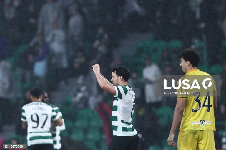 O Sporting colocou-se hoje, provisoriamente, a quatro pontos do líder FC Porto, ao vencer em casa o Nacional por 2-1, em encontro da 20.ª jornada, para o terceiro triunfo consecutivo nos descontos em todas as provas.