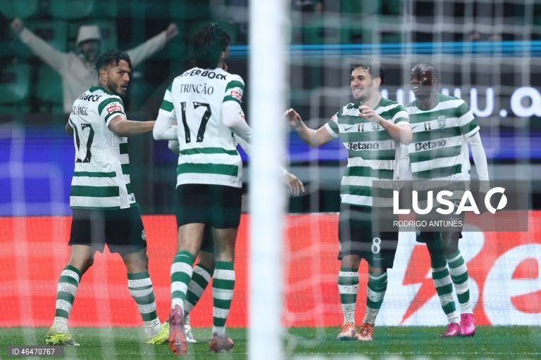 O Sporting colocou-se hoje, provisoriamente, a quatro pontos do líder FC Porto, ao vencer em casa o Nacional por 2-1, em encontro da 20.ª jornada, para o terceiro triunfo consecutivo nos descontos em todas as provas.