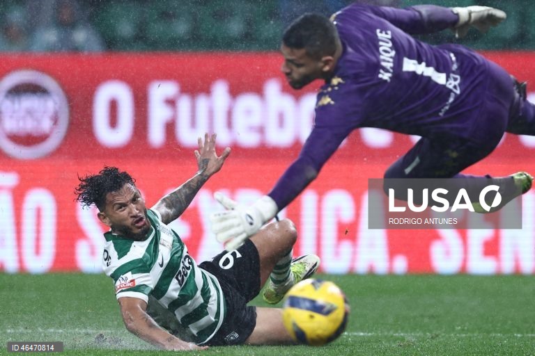 O Sporting colocou-se hoje, provisoriamente, a quatro pontos do líder FC Porto, ao vencer em casa o Nacional por 2-1, em encontro da 20.ª jornada, para o terceiro triunfo consecutivo nos descontos em todas as provas.