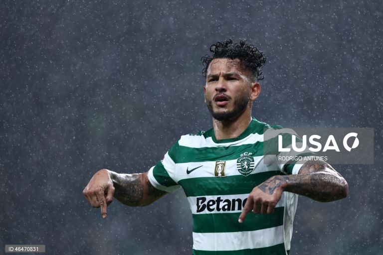 O Sporting colocou-se hoje, provisoriamente, a quatro pontos do líder FC Porto, ao vencer em casa o Nacional por 2-1, em encontro da 20.ª jornada, para o terceiro triunfo consecutivo nos descontos em todas as provas.