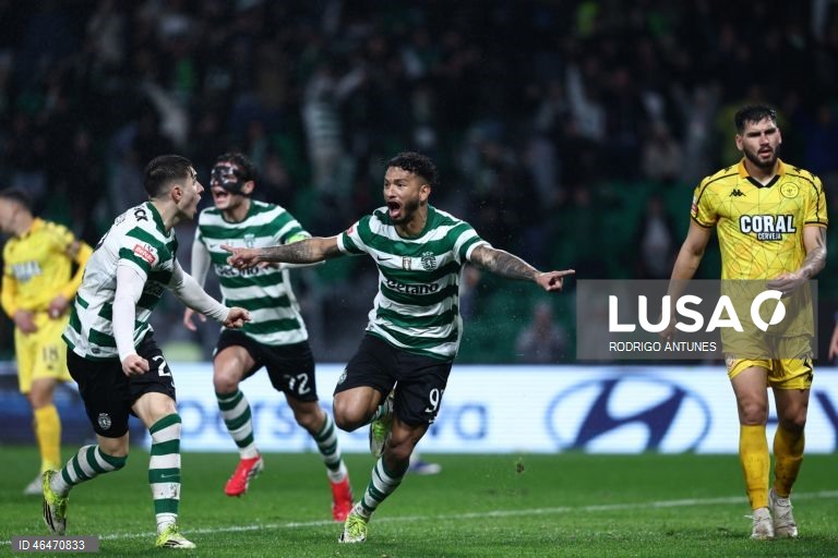 O Sporting colocou-se hoje, provisoriamente, a quatro pontos do líder FC Porto, ao vencer em casa o Nacional por 2-1, em encontro da 20.ª jornada, para o terceiro triunfo consecutivo nos descontos em todas as provas.