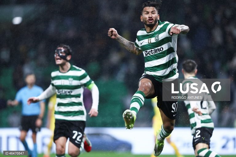 O Sporting colocou-se hoje, provisoriamente, a quatro pontos do líder FC Porto, ao vencer em casa o Nacional por 2-1, em encontro da 20.ª jornada, para o terceiro triunfo consecutivo nos descontos em todas as provas.