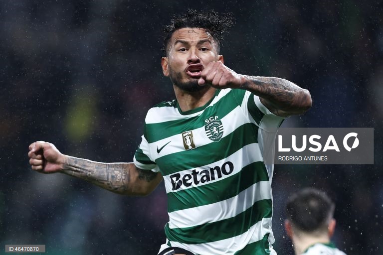 O Sporting colocou-se hoje, provisoriamente, a quatro pontos do líder FC Porto, ao vencer em casa o Nacional por 2-1, em encontro da 20.ª jornada, para o terceiro triunfo consecutivo nos descontos em todas as provas.