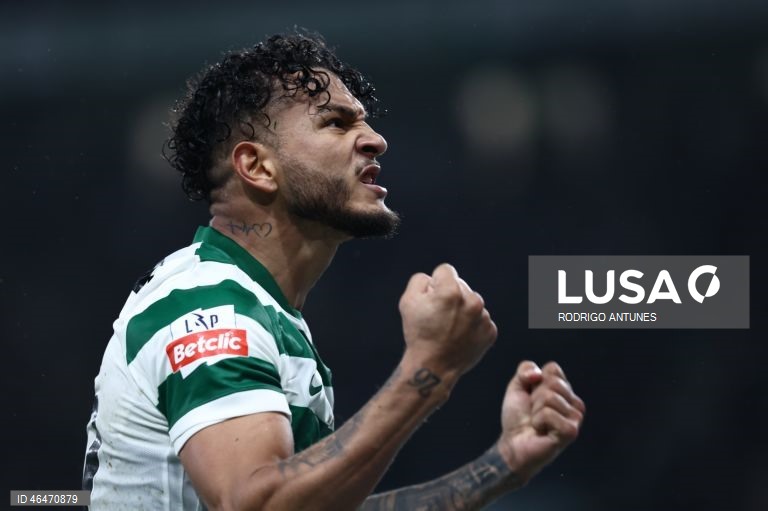 O Sporting colocou-se hoje, provisoriamente, a quatro pontos do líder FC Porto, ao vencer em casa o Nacional por 2-1, em encontro da 20.ª jornada, para o terceiro triunfo consecutivo nos descontos em todas as provas.