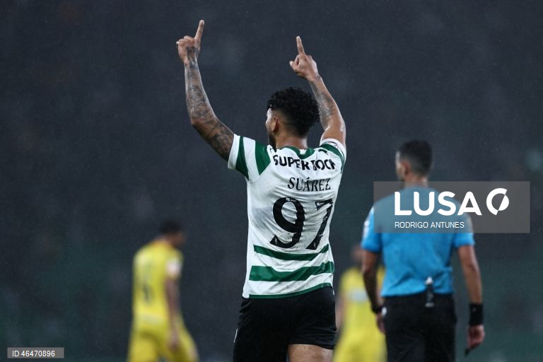 O Sporting colocou-se hoje, provisoriamente, a quatro pontos do líder FC Porto, ao vencer em casa o Nacional por 2-1, em encontro da 20.ª jornada, para o terceiro triunfo consecutivo nos descontos em todas as provas.