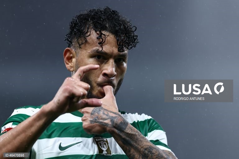 O Sporting colocou-se hoje, provisoriamente, a quatro pontos do líder FC Porto, ao vencer em casa o Nacional por 2-1, em encontro da 20.ª jornada, para o terceiro triunfo consecutivo nos descontos em todas as provas.